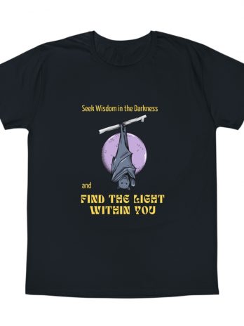 Camisetas Turia Store – 1011 – Seek wisdom in the darkness – T-Shirt